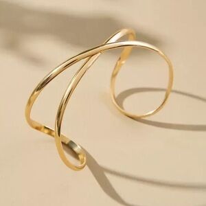 Nwt- ⭐️Anthropologie Twisted bracelet cuff in gold.